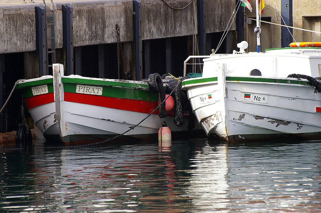 Zwei Helgolaender Boerteboote, die im Wasser liegen.